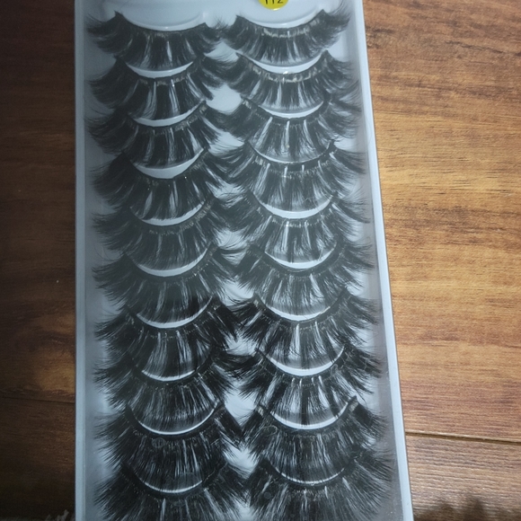 False eyelashes - Picture 3 of 3